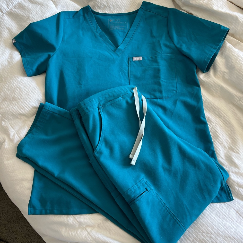 💕Teal figs scrub set size medium petite 💕